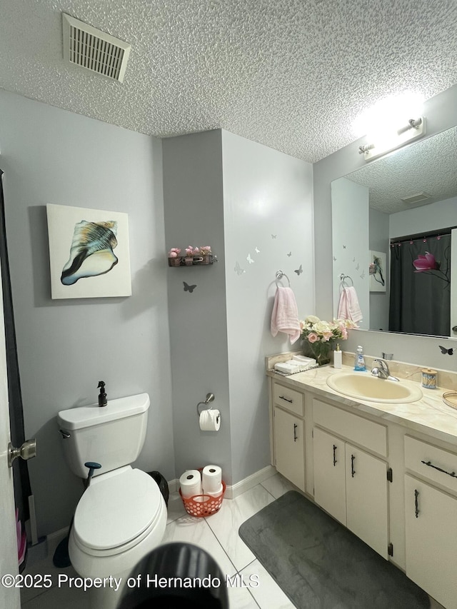 full bathroom featuring vanity, baseboards, visible vents, a textured ceiling, and toilet