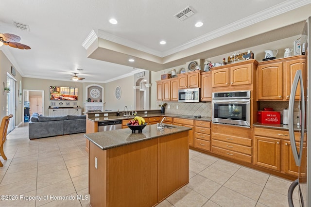 kitchen with visible vents, a ceiling fan, a sink, stainless steel appliances, and light tile patterned floors