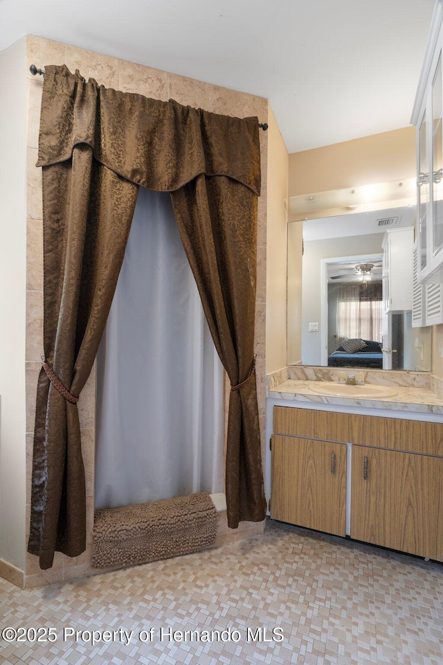 9414 Northcliffe Blvd, Spring Hill, FL 34606 - bathroom featuring ensuite bathroom, a ceiling fan, vanity, and visible vents