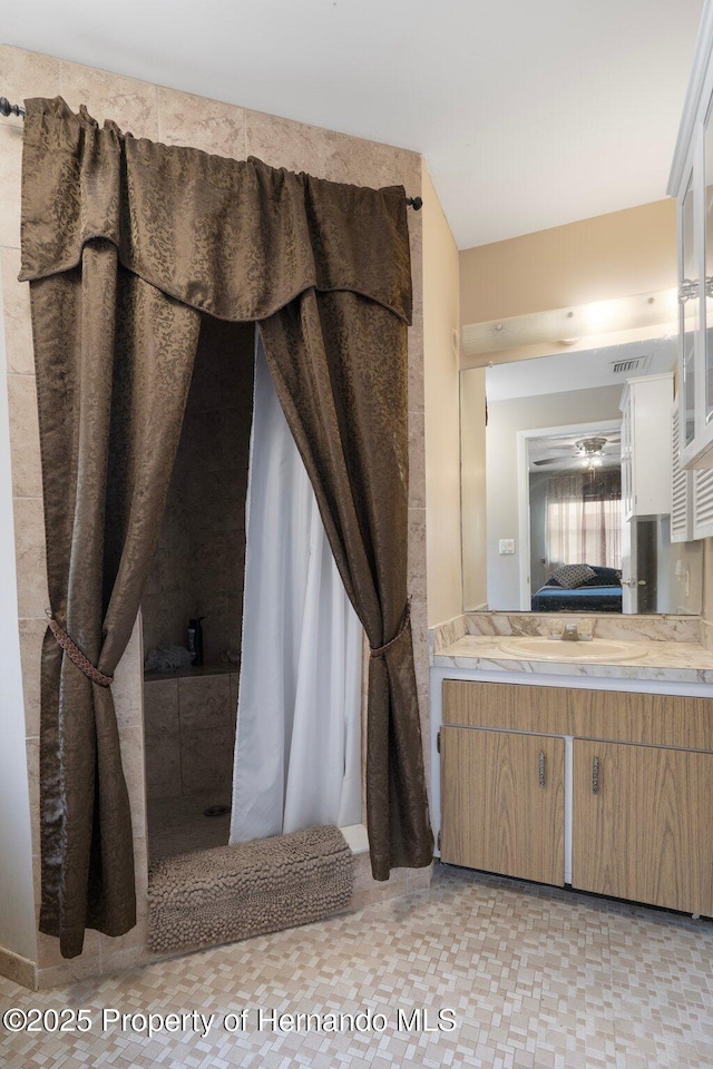 9414 Northcliffe Blvd, Spring Hill, FL 34606 - bathroom with ensuite bath, vanity, and a ceiling fan
