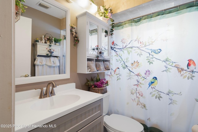 9414 Northcliffe Blvd, Spring Hill, FL 34606 - full bath featuring visible vents, toilet, a shower with shower curtain, and vanity