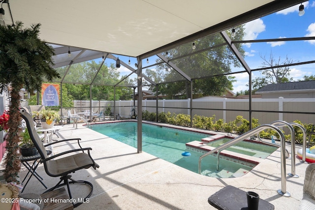 9414 Northcliffe Blvd, Spring Hill, FL 34606 - view of swimming pool featuring a lanai, a patio area, a pool with connected hot tub, and fence