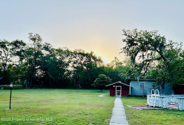 view of yard with an outbuilding