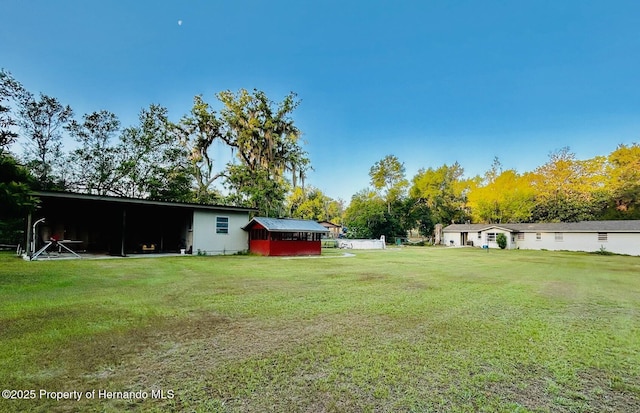 view of yard with an outbuilding