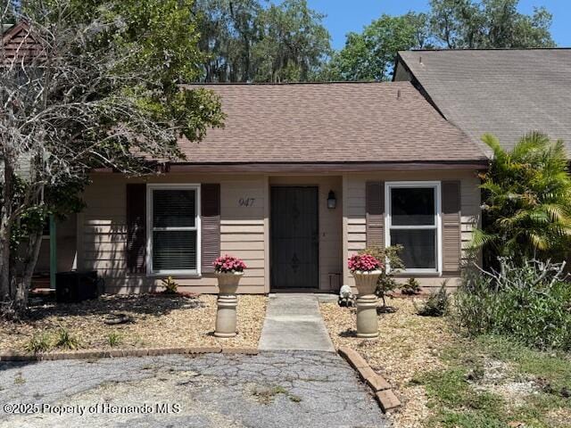 947 Village Dr, Brooksville, FL 34601 - view of front of property featuring a shingled roof