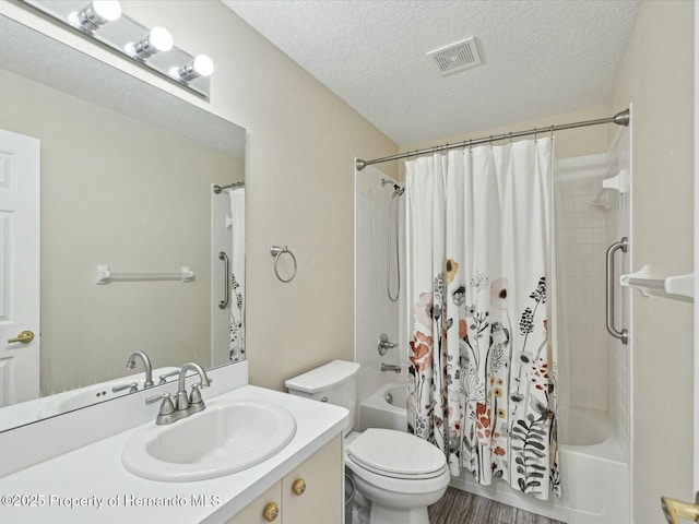18441 Whitacre Cir, Hudson, FL 34667 - bathroom featuring shower / bath combo with shower curtain, a textured ceiling, visible vents, and toilet