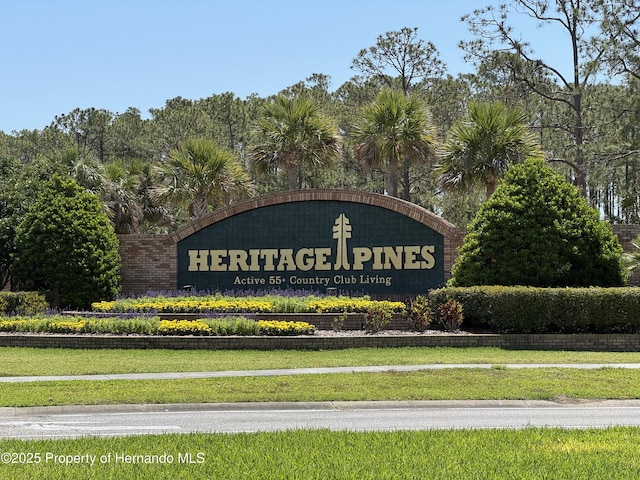 community / neighborhood sign with a lawn
