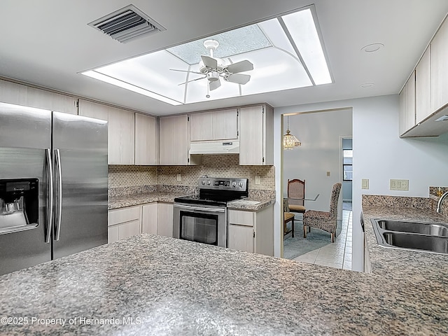 kitchen with a ceiling fan, visible vents, appliances with stainless steel finishes, a sink, and under cabinet range hood