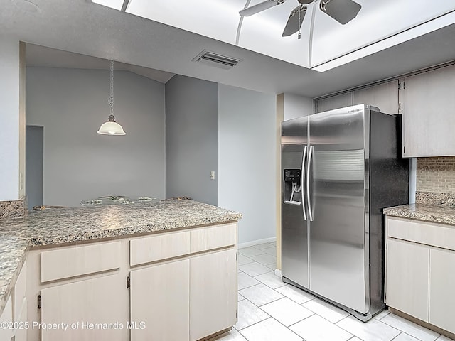 kitchen with stainless steel fridge with ice dispenser, a ceiling fan, a peninsula, backsplash, and visible vents