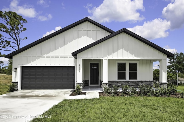 modern inspired farmhouse with an attached garage, a front lawn, board and batten siding, covered porch, and driveway