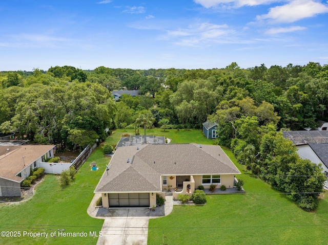 birds eye view of property featuring a forest view