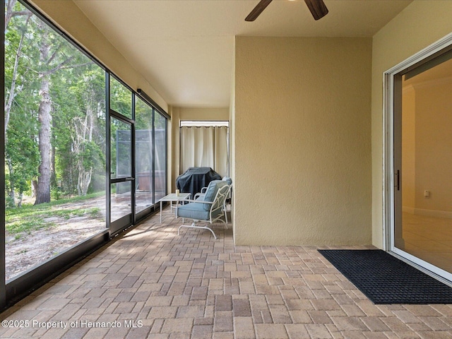sunroom with ceiling fan