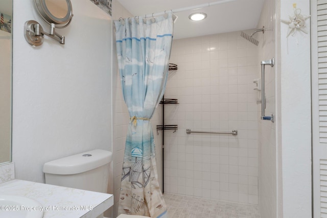full bathroom featuring a tile shower, vanity, recessed lighting, and toilet