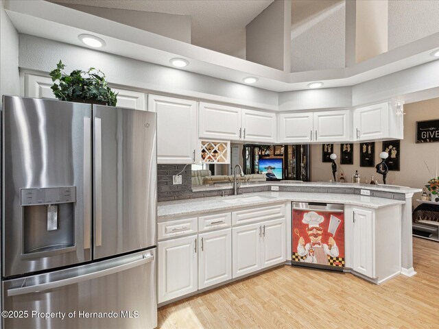 11350 Copley Ct, Spring Hill, FL 34609 - kitchen featuring stainless steel fridge with ice dispenser, dishwashing machine, a sink, light wood-style floors, and a peninsula