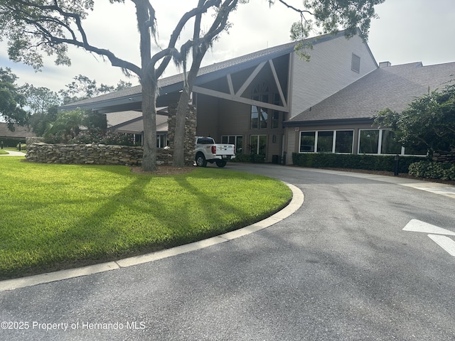 2351 Palm Springs Ct, Spring Hill, FL 34606 - view of side of home featuring a lawn and driveway