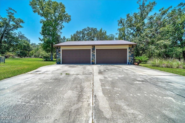 21000 Exeter Ct, Brooksville, FL 34601 - garage featuring driveway