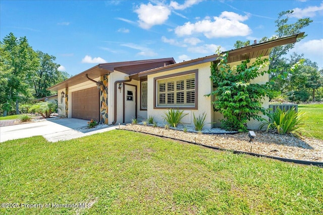 21000 Exeter Ct, Brooksville, FL 34601 - view of front of house featuring stucco siding, an attached garage, a front lawn, and concrete driveway