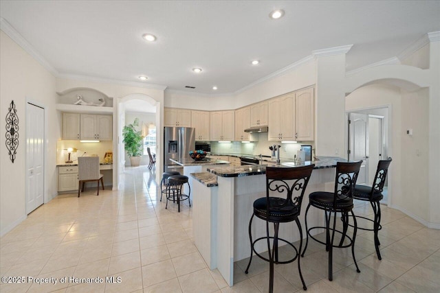11137 Woodland Waters Blvd, Spring Hill, FL 34613 - kitchen with stainless steel refrigerator with ice dispenser, arched walkways, a kitchen bar, a peninsula, and crown molding