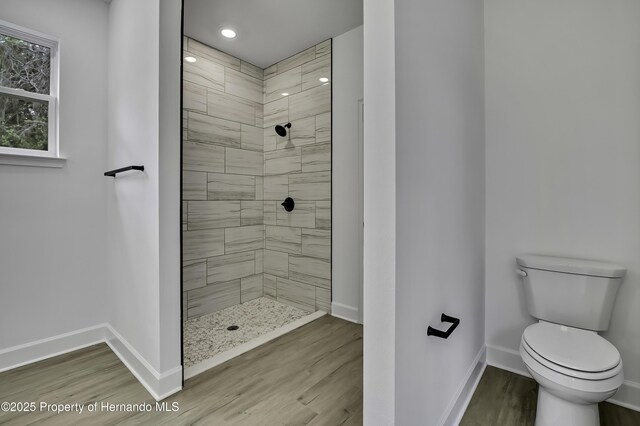 1080 Dunlap Ave, Spring Hill, FL 34609 - full bath featuring tiled shower, wood finished floors, baseboards, and recessed lighting