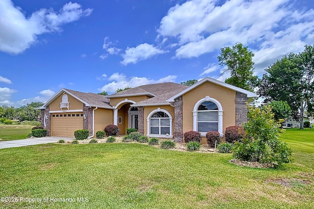 13417 Whitehaven Ct, Spring Hill, FL 34609 - view of front facade featuring stucco siding, a garage, a front yard, concrete driveway, and a shingled roof