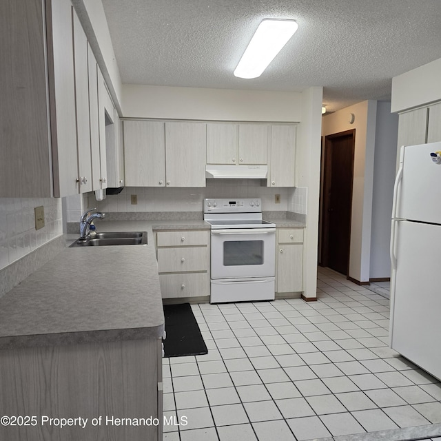2226 Giralda Ave, Spring Hill, FL 34606 - kitchen with white appliances, under cabinet range hood, a sink, a textured ceiling, and decorative backsplash