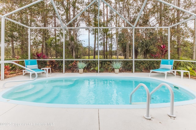 17679 Garsalaso Cir, Brooksville, FL 34604 - outdoor pool with a lanai and a patio