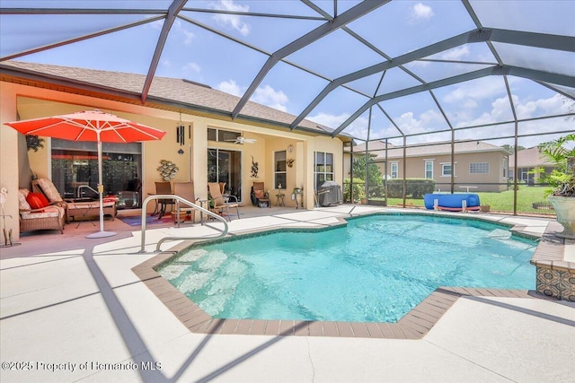 9406 Burnam Dr, Weeki Wachee, FL 34613 - outdoor pool featuring a patio area, a ceiling fan, an outdoor hangout area, and a lanai