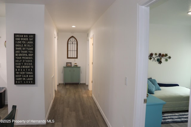 2001 W Royal Palm Dr, Dunnellon, FL 34434 - hallway featuring wood finished floors, recessed lighting, and baseboards