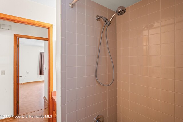 13345 Convent Garden Rd, Brooksville, FL 34613 - full bath featuring tiled shower and wood finished floors