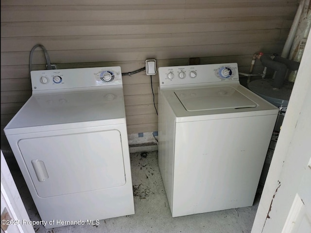 18499 Shady Side Dr, Brooksville, FL 34601 - laundry area with washer and clothes dryer