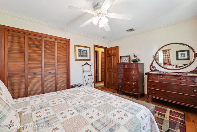 20480 Lake Lindsey Rd, Brooksville, FL 34601 - bedroom with wood finished floors, a closet, ornamental molding, and ceiling fan