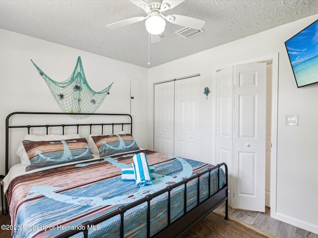 3579 Eagle Nest Dr, Hernando Beach, FL 34607 - bedroom with wood finished floors, a closet, a textured ceiling, and ceiling fan