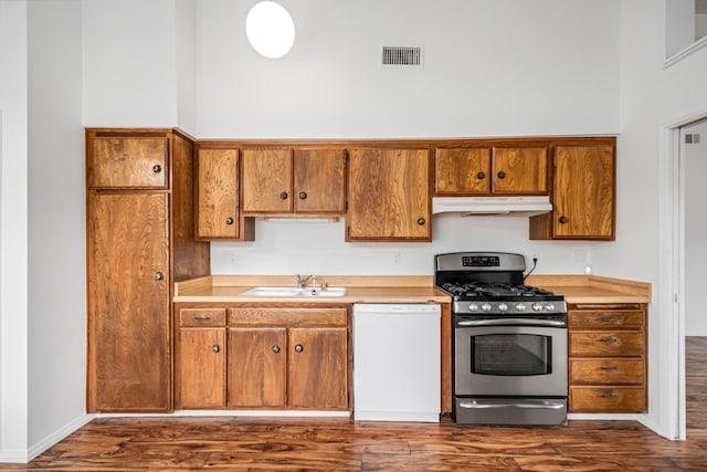 kitchen with visible vents, under cabinet range hood, gas range, dishwasher, and a sink