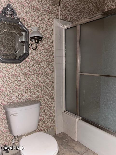5310 Zelzah Ave Unit 305, Encino, CA 91316 - bathroom featuring wallpapered walls and enclosed tub / shower combo