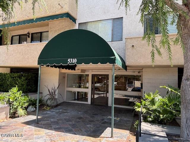 5310 Zelzah Ave Unit 305, Encino, CA 91316 - entrance to property with stucco siding and a patio area