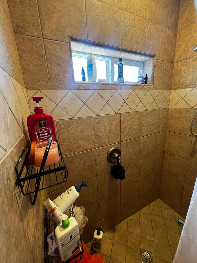 bathroom featuring a tile shower