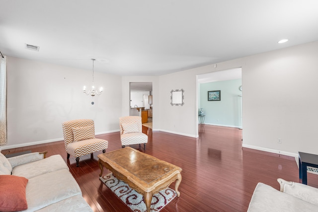 living room with a chandelier, recessed lighting, baseboards, wood finished floors, and visible vents