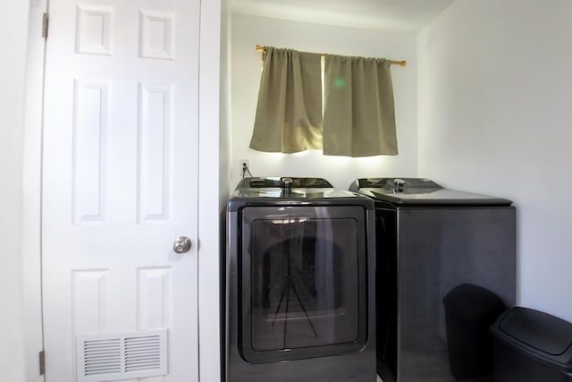 45522 Andale Ave, Lancaster, CA 93535 - laundry room with washer and dryer