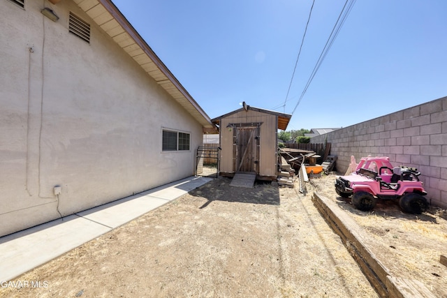 20412 El Porto Ct, Tehachapi, CA 93561 - fenced backyard with a shed