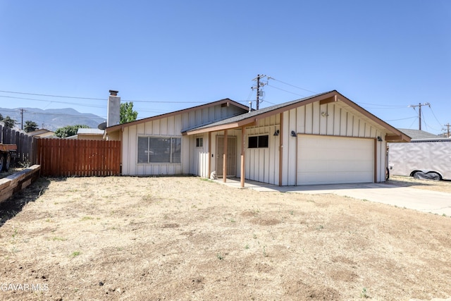 20412 El Porto Ct, Tehachapi, CA 93561 - ranch-style home with board and batten siding