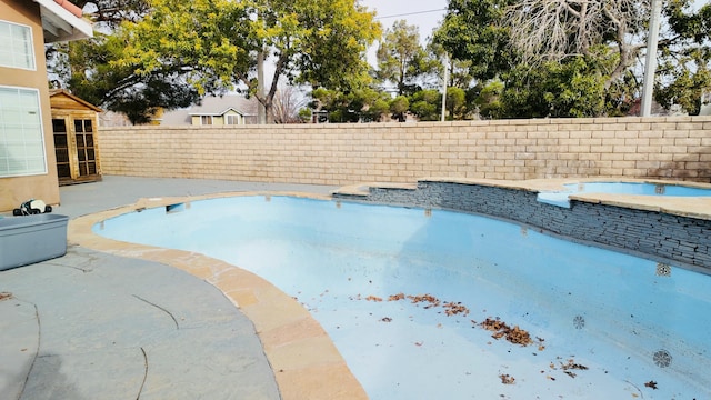 view of swimming pool