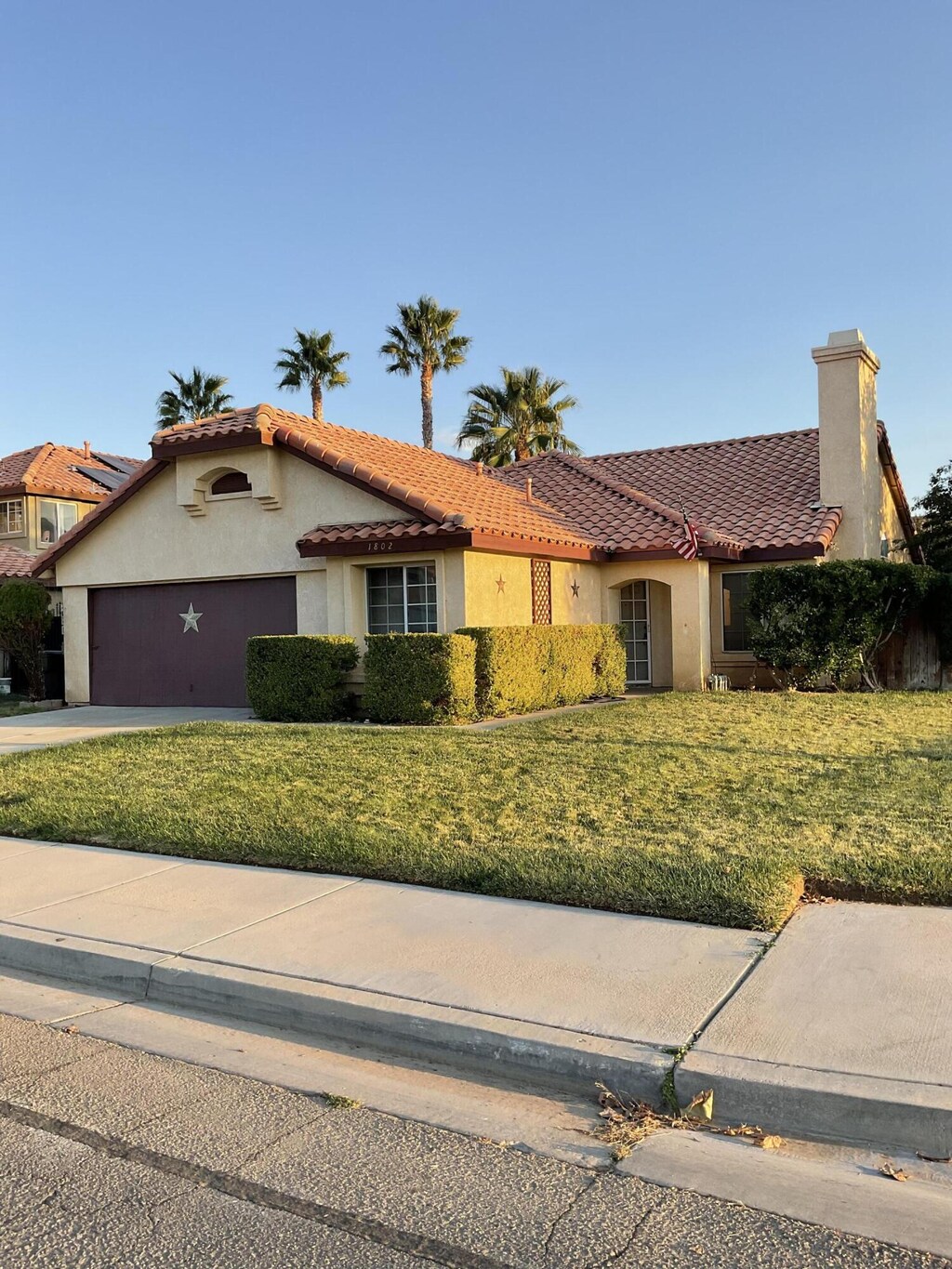 view of front of house with a front lawn and a garage