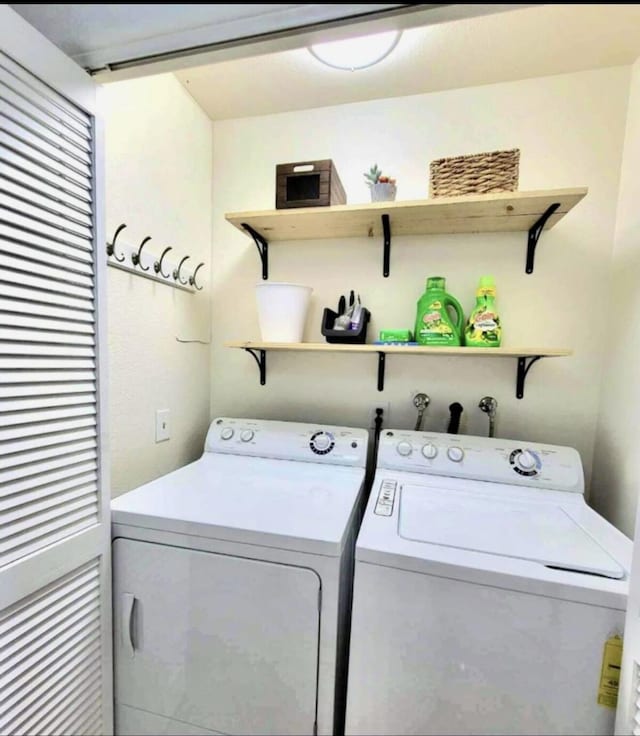 laundry area with laundry area and washing machine and clothes dryer