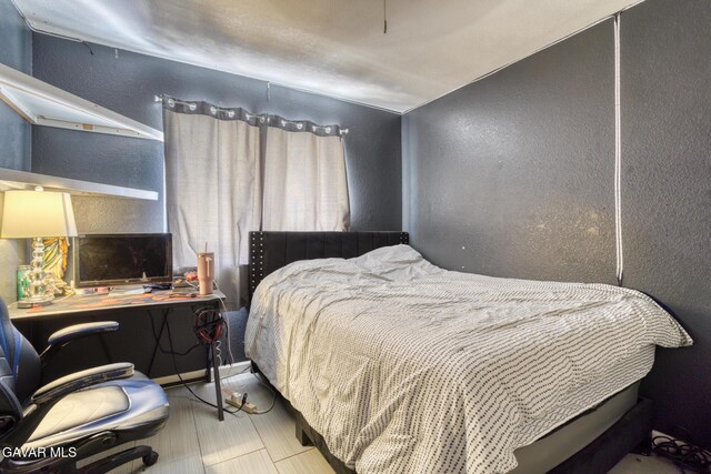1027 James Ct, Lancaster, CA 93535 - bedroom featuring a textured wall