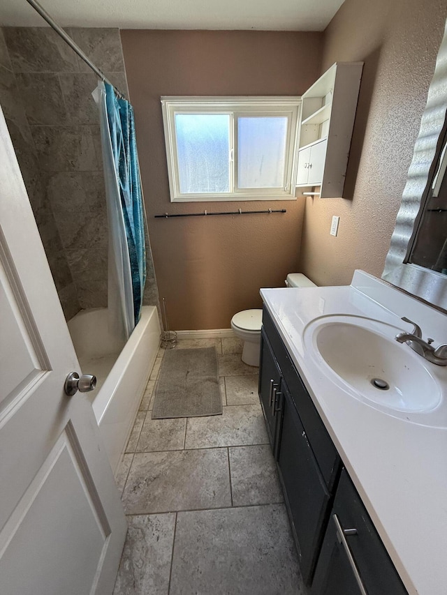 bathroom featuring vanity, toilet, baseboards, and shower / bath combo