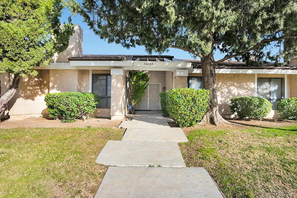 view of front of home with a front lawn