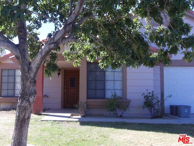 view of front of house with a front lawn