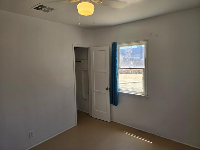 empty room featuring ceiling fan