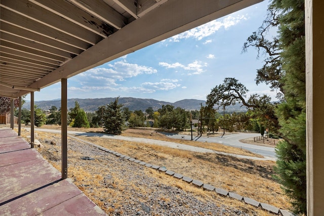 view of yard featuring a mountain view