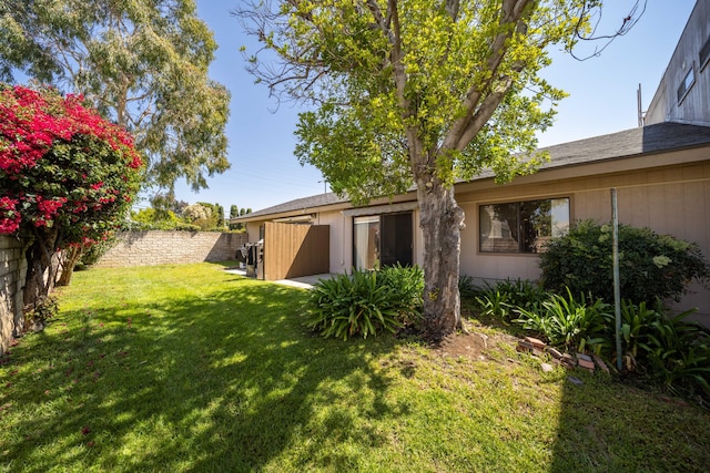 view of yard featuring a fenced backyard